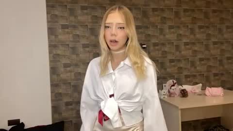 Snapshot of kristiancommes chatting on June 25, 2026, 4:44 pm Alisa online show from June 25, 2026, 4:44 pm
