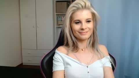KristineAmore online show from June 3, 2026, 2:44 pm