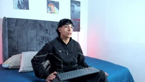 Snapshot of kroywave chatting on July 17, 2026, 3:24 am Kroy Wave Muscle Tattoos Latino online show from July 17, 2026, 3:24 am