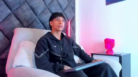Snapshot of kroywave chatting on July 19, 2026, 3:32 am Kroy Wave Muscle Tattoos Latino online show from July 19, 2026, 3:32 am