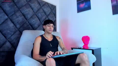 Snapshot of kroywave chatting on July 22, 2026, 3:20 am Kroy Wave Muscle Tattoos Latino online show from July 22, 2026, 3:20 am