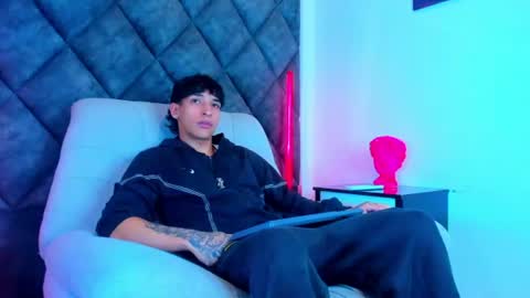 Snapshot of kroywave chatting on July 30, 2026, 3:27 am Kroy Wave Muscle Tattoos Latino online show from July 30, 2026, 3:27 am