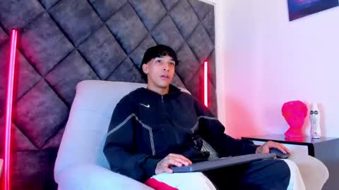 Snapshot of kroywave chatting on August 5, 2026, 3:09 am Kroy Wave Muscle Tattoos Latino online show from August 5, 2026, 3:09 am