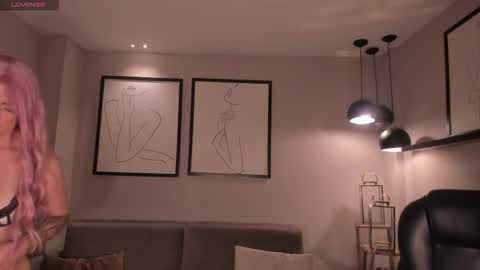 Kylie Jenkins online show from December 22, 2025, 11:40 am