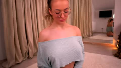 Snapshot of kyliejoyce chatting on May 19, 2026, 8:37 pm Kylie online show from May 19, 2026, 8:37 pm