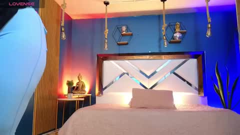 Cris  online show from November 5, 2025, 10:59 am