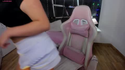  L A R A   online show from December 13, 2024, 8:37 pm