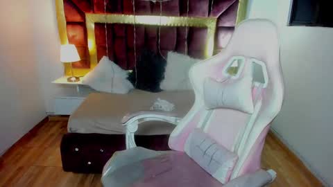  L A R A   online show from February 22, 2025, 1:11 am