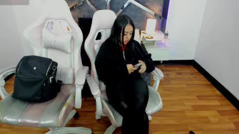  L A R A   online show from March 4, 2025, 1:45 am