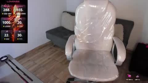  L A R A   online show from September 11, 2025, 9:48 pm