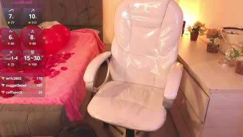  L A R A   online show from November 8, 2025, 9:35 pm