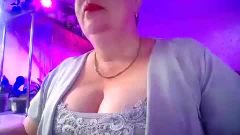 Snapshot of lady_gloria chatting on July 10, 2026, 7:01 am Lady Gloria online show from July 10, 2026, 7:01 am