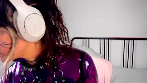 Mia online show from February 6, 2025, 5:09 pm