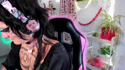 Mia online show from February 8, 2026, 9:07 pm