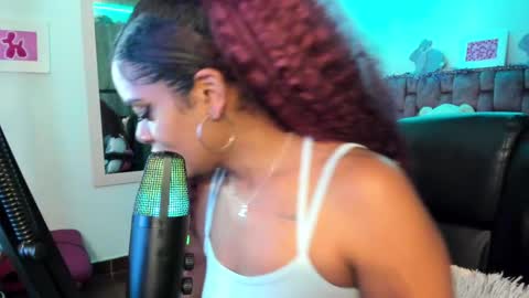 leidy daniela online show from December 18, 2024, 2:42 am