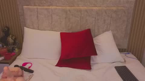 laiamilf online show from January 21, 2025, 11:24 pm