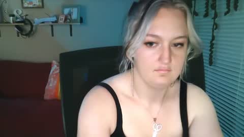Lainey Darling online show from June 26, 2026, 7:02 am