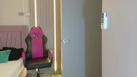 Laura online show from November 30, 2025, 12:20 pm