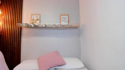 Lana     igauroraaaaaaaaa 1 online show from December 2, 2025, 9:43 pm