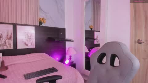 lanna_as online show from April 7, 2026, 3:18 am