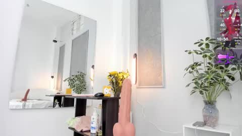 Lanna miley Russo  online show from December 22, 2025, 11:51 am