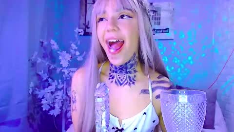 LANNIE   online show from November 7, 2025, 9:59 pm