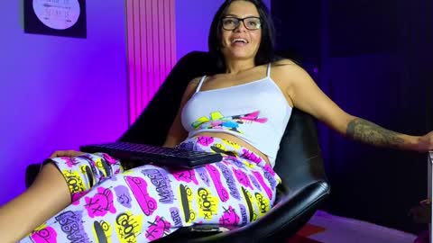 la paisita  online show from February 3, 2025, 9:08 am