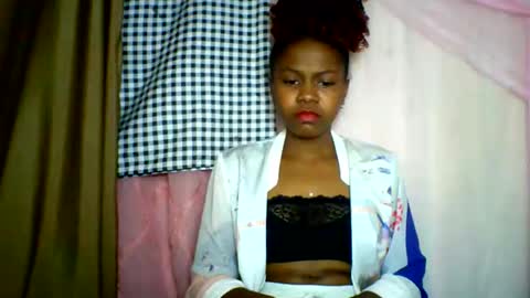 Snapshot of lara_belle chatting on June 1, 2026, 8:32 pm lara_belle online show from June 1, 2026, 8:32 pm