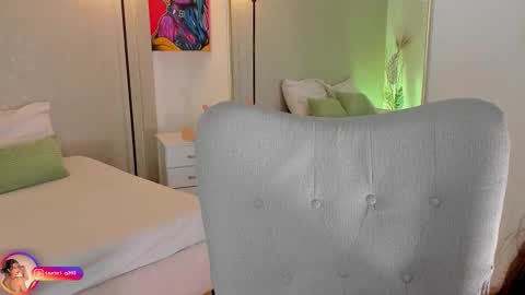 Lara  online show from November 27, 2025, 1:46 pm