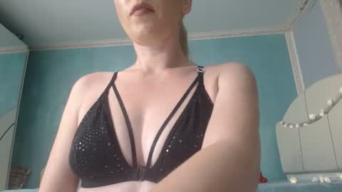Snapshot of laralanee chatting on June 15, 2026, 7:27 pm LaraLane online show from June 15, 2026, 7:27 pm