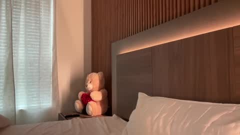 Lara online show from April 22, 2026, 9:16 pm