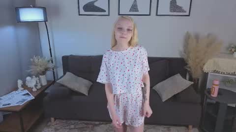 Emilia for my friends Amy online show from October 27, 2025, 1:20 am