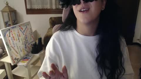 Auri online show from March 1, 2025, 10:42 pm