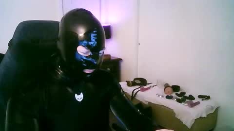 latexminheadroom online show from December 17, 2025, 4:07 am