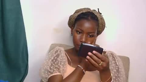 latiffaah_xx online show from April 21, 2026, 11:38 am