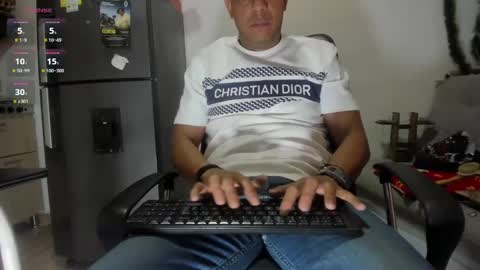 latinmartin73 online show from December 25, 2024, 6:52 pm