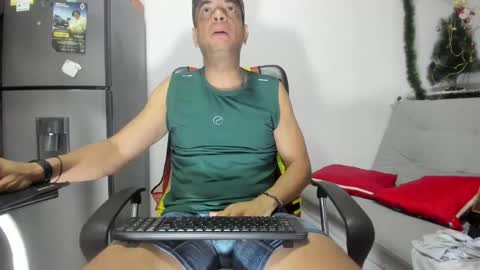 latinmartin73 online show from January 8, 2025, 3:19 am