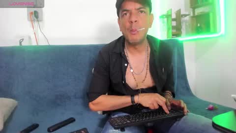 latinmartin73 online show from January 26, 2025, 2:56 am