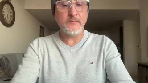 QS - INDEPENDENT MODEL online show from March 12, 2025, 11:01 pm