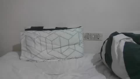 latino_rodri online show from April 19, 2026, 1:05 am