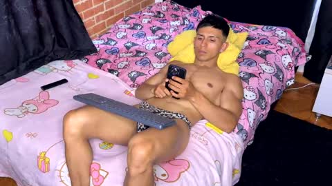 latinosadictosalsexo online show from April 16, 2026, 9:39 pm