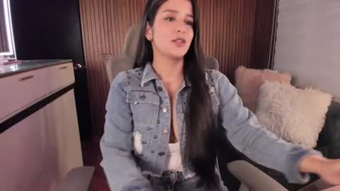 Snapshot of laura__cruz chatting on June 20, 2026, 5:10 am laura cruz online show from June 20, 2026, 5:10 am