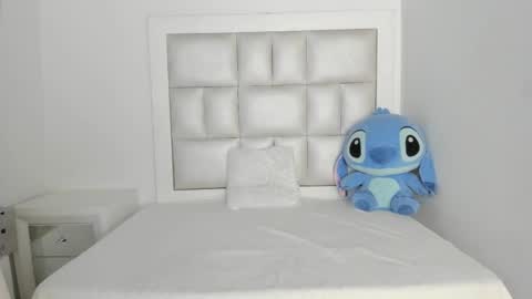 laura__js_ online show from November 4, 2025, 4:11 am