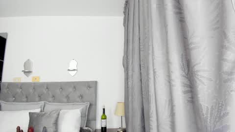 Snapshot of laura__martiinez chatting on February 17, 2025, 11:09 pm online show from February 17, 2025, 11:09 pm