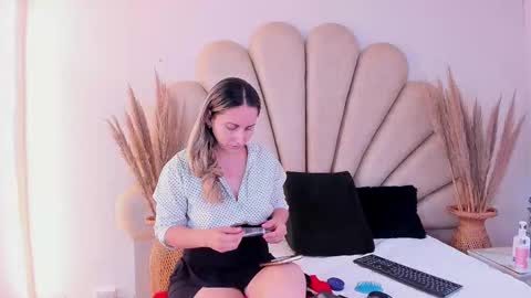 Snapshot of laura__martiinez chatting on October 17, 2025, 1:03 pm online show from October 17, 2025, 1:03 pm