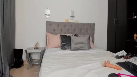 Snapshot of laura__martiinez chatting on November 1, 2025, 2:19 pm online show from November 1, 2025, 2:19 pm