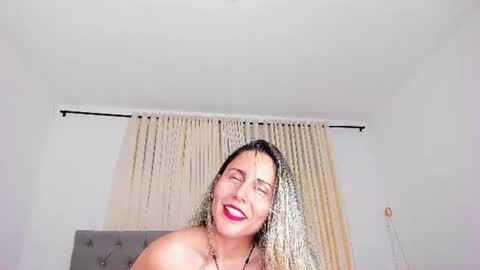 Snapshot of laura__martiinez chatting on July 10, 2026, 2:05 am online show from July 10, 2026, 2:05 am