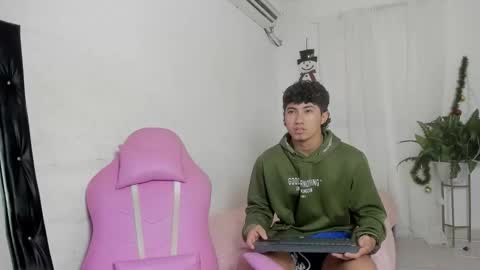 laura_and_kevin online show from December 15, 2025, 8:35 pm