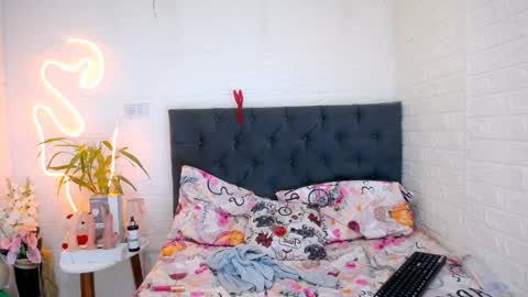 LAURA online show from April 10, 2026, 3:28 pm