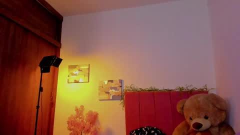 Laura Rose online show from April 22, 2026, 5:43 am